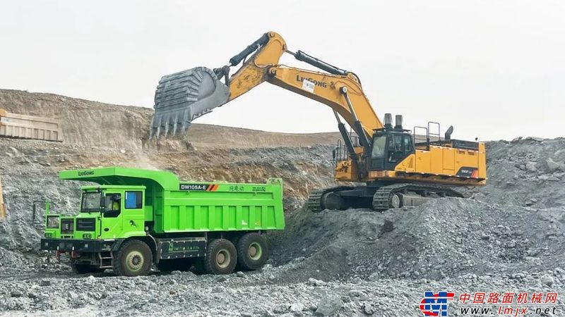 成都压路机驾驶员：职业素养与技能要求解析**